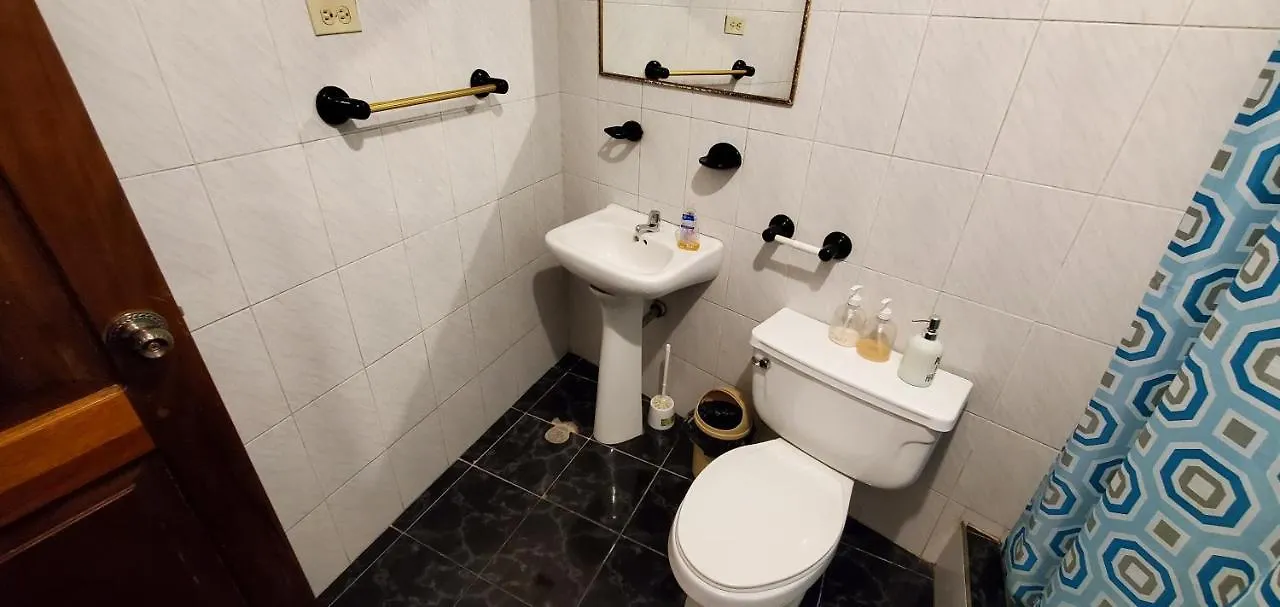 Departamento En Cuenca, 3 Habitaciones Y Parqueo Gratis